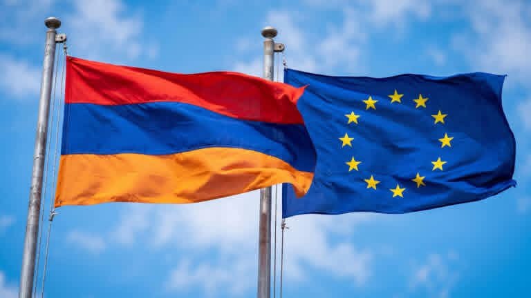 Флаг ЕС и Армении на фоне экономической помощи в 34 млн евро для Котайкской области
