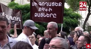 Оппозиционер в футболке с Путиным у здания ЦИК в Котайкской области