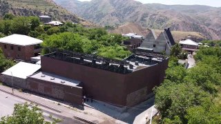 Министр Жанна Андреасян и замминистра Альфред Кочарян на стройке Музея коврового искусства в Гарни, Котайк