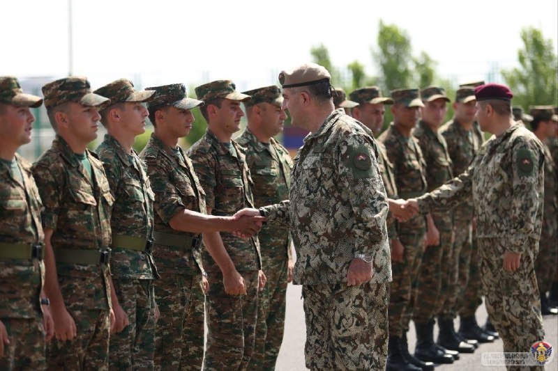 Генерал-лейтенант Эдвард Асрян на церемонии присяги сержантов в Котайкской области