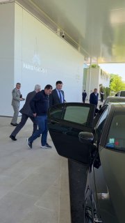Министр обороны Армении Сурен Папикян на фоне здания в Париже