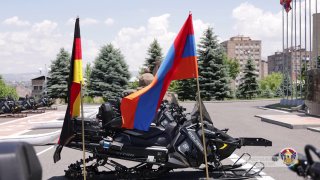 Посол Германии Клаудия Буш и замминистра обороны Эдвард Асрян на передаче снегоходов в Армении