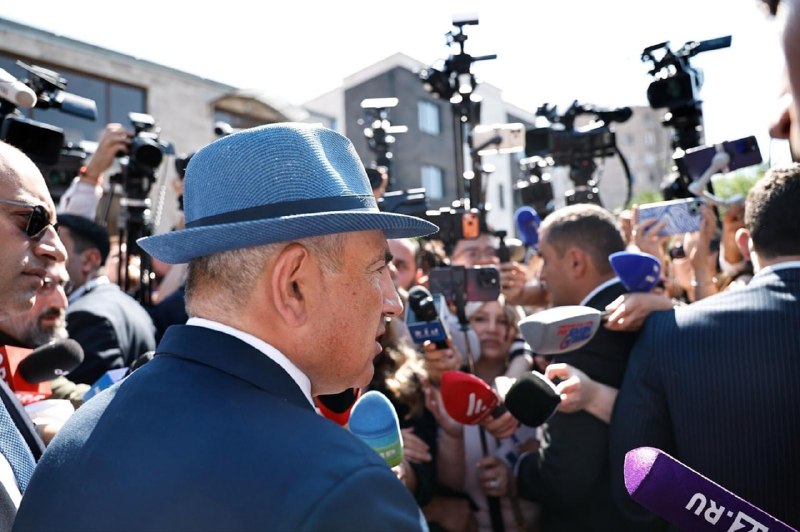 Премьер-министр Никол Пашинян на брифинге после голосования на парламентских выборах в Котайкской области