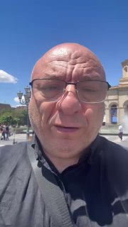 Михаил Богдасаров на фоне здания правительства Армении в Ереване