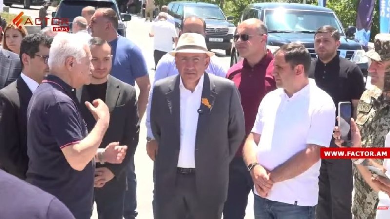 Никол Пашинян осматривает экспонаты на выставке военной промышленности в СКК им. Карена Демирчяна в Ереване.