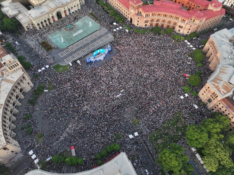 Кадры с итогового митинга партии «Гражданский договор» на площади Республики в Котайкской области