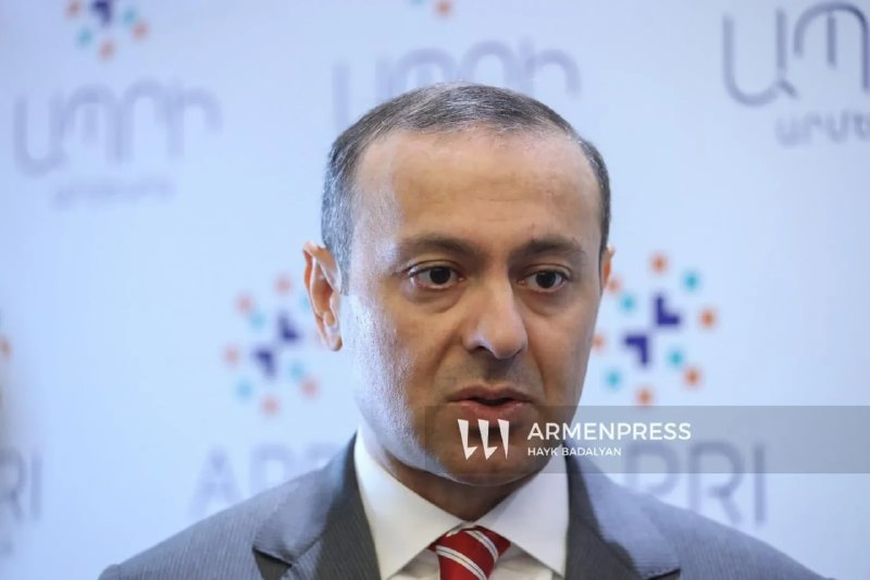Секретарь Совета безопасности Армении Армен Григорян выступает на брифинге в Котайкской области