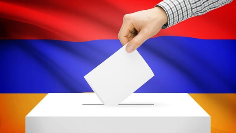 Избирательный бюллетень и ручка на столе в избирательном участке в Котайкской области