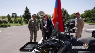 Посол Германии Клаудия Буш передает снегоходы армянским военным в Котайкской области