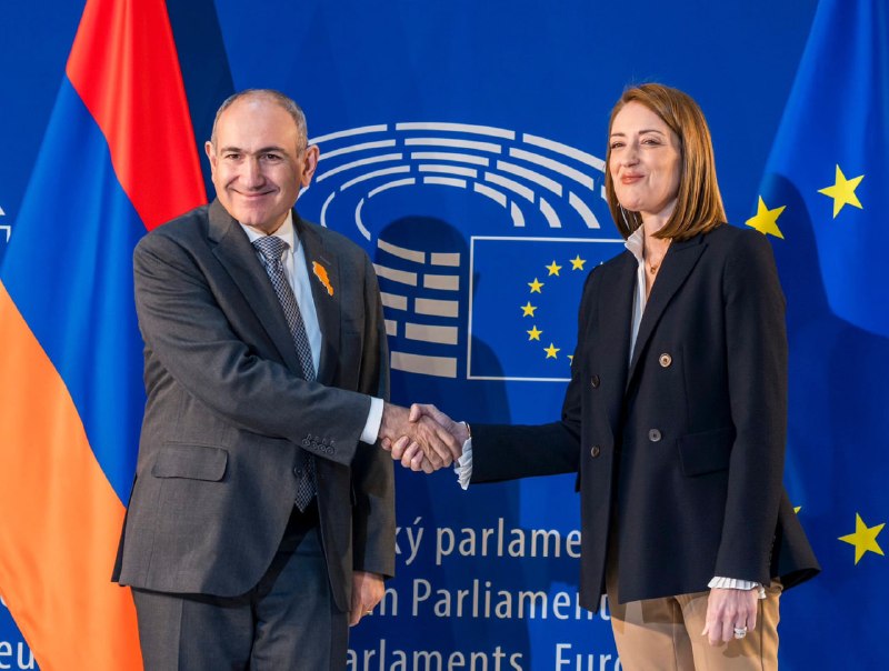 Председатель Европарламента Роберта Метсола и премьер-министр Армении Никол Пашинян