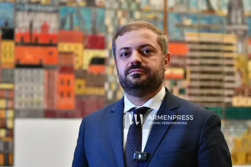 Министр экономики Армении Геворг Папоян на пресс-конференции, обсуждая программу поддержки экспорта.