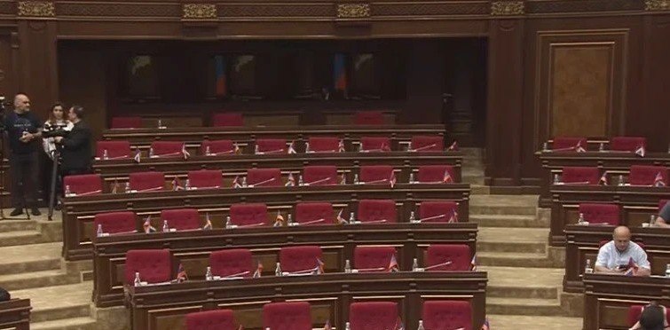 Здание парламента Армении, сессия без оппозиции, Котайк