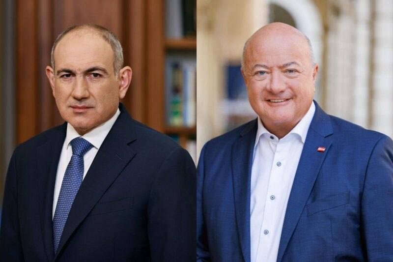 Федеральный канцлер Австрии Кристиан Штокер на фоне флагов, Котайк