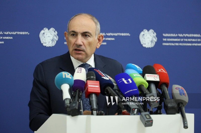 Премьер-министр Армении Никол Пашинян на брифинге в правительстве
