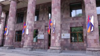 Министр Жанна Андреасян осматривает отремонтированные помещения Института физкультуры в Армении