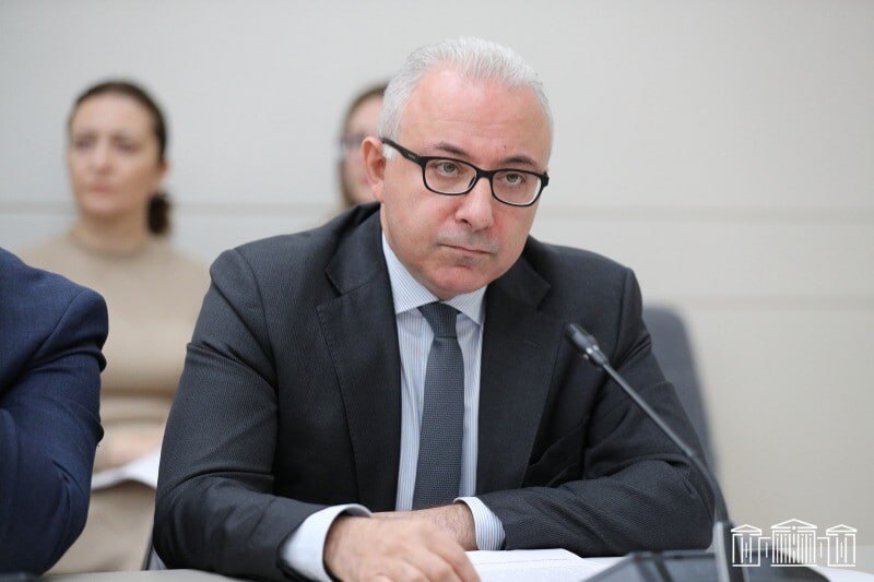 Мнацакан Сафарян на брифинге в парламенте, комментирующий проект TRIPP в Котайкской области