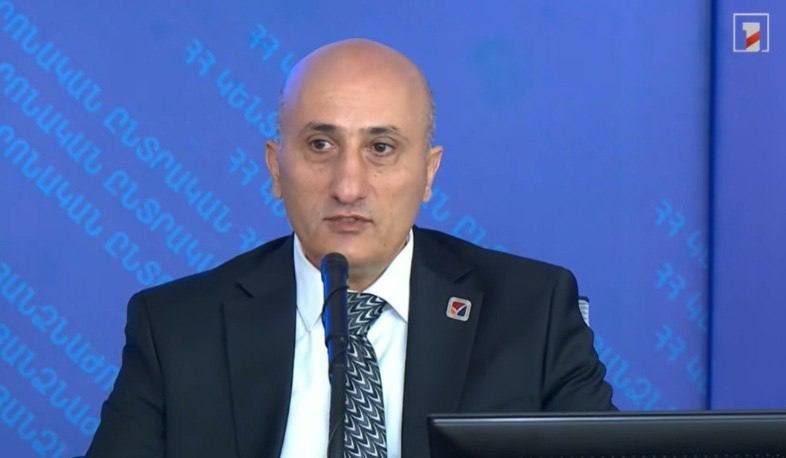 Председатель ЦИК Ваагн Овакимян выступает с предупреждением о правилах голосования на выборах в Котайкской области