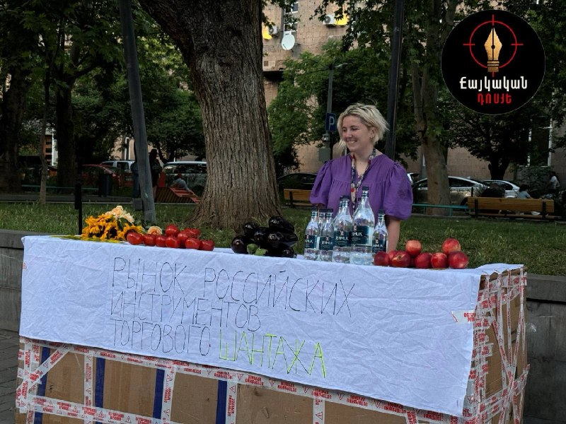 Ироничная инсталляция на Вернисаже в Ереване с помидорами, цветами и бутылками Джермука