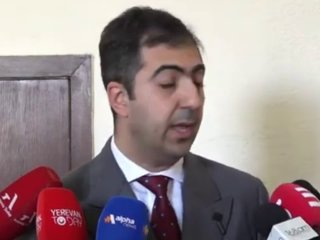 Адвокат Арам Орбелян на судебном заседании в Котайкской области, обсуждающий оптические аспекты избирательных урн.