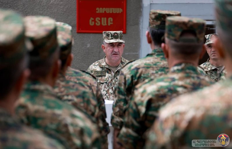 Эдуард Асрян на церемонии передачи боевого знамени в войсковом соединении Котайка
