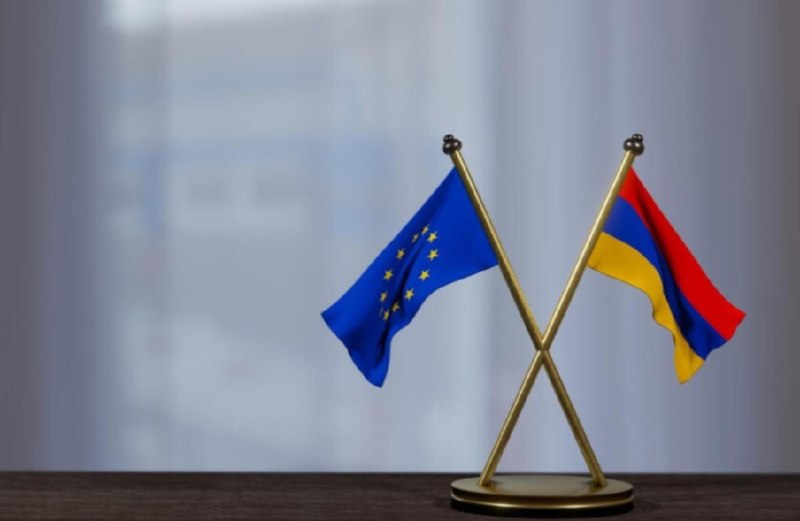 Флаг ЕС и Армении рядом, символизируя финансовую помощь на сумму €34 млн для поддержки бизнеса в Котайкской области