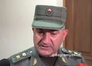 Эдвард Асрян, первый замминистра обороны и НГШ ВС РА, на пресс-конференции