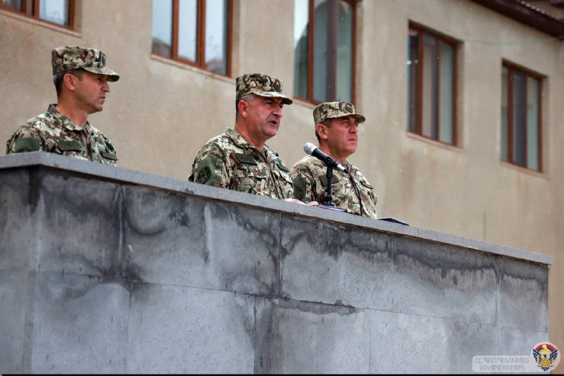 Симон Гаспарян в военной форме на фоне карты Армении