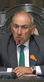 Никол Пашинян на заседании, объявляет о приоритетах инфраструктуры в Котайке