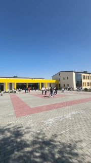 Здание средней школы в селе Покр Веди Араратской области, открытое после ремонта