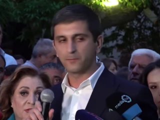 Пикет сторонников проигравших кандидатов у здания ЦИК в Котайкской области