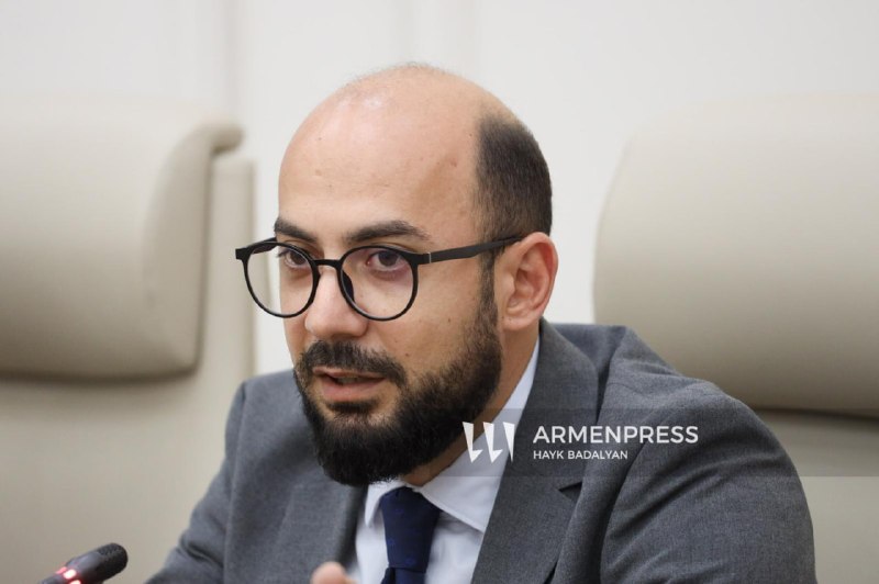 Артур Ованнисян на брифинге в парламенте, обсуждает выборы в Котайкской области