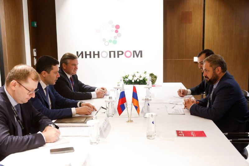 Министр экономики Армении Геворг Папоян и министр промышленности и торговли РФ Антон Алиханов на встрече в Москве