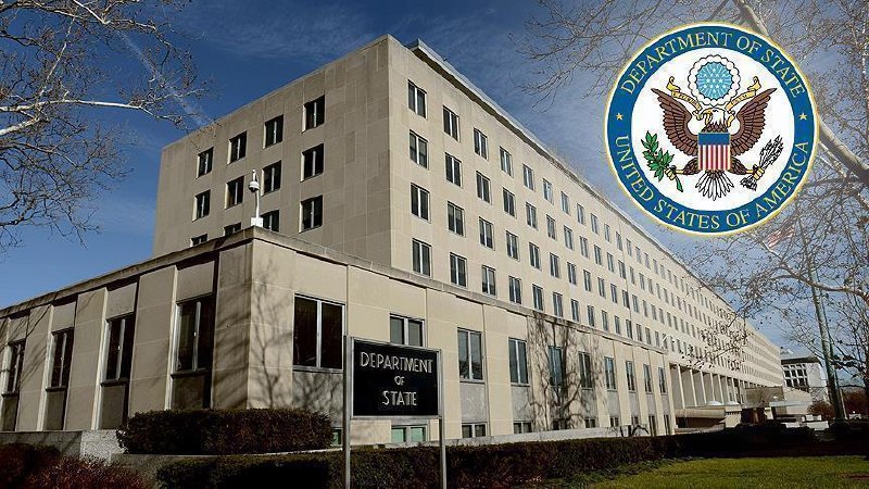 Флаги Армении и США на фоне административного здания в Котайкской области