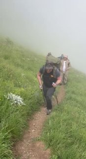 Никол Пашинян на фоне гор во время восхождения в Армении
