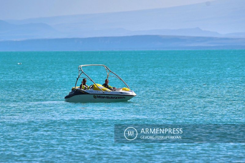 Озеро Севан, вид на воду и горы, Котайкская область