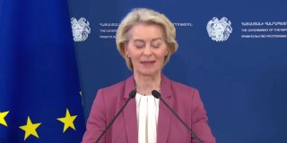 Урсула фон дер Ляйен выступает с поздравлением на выборах в Котайкской области