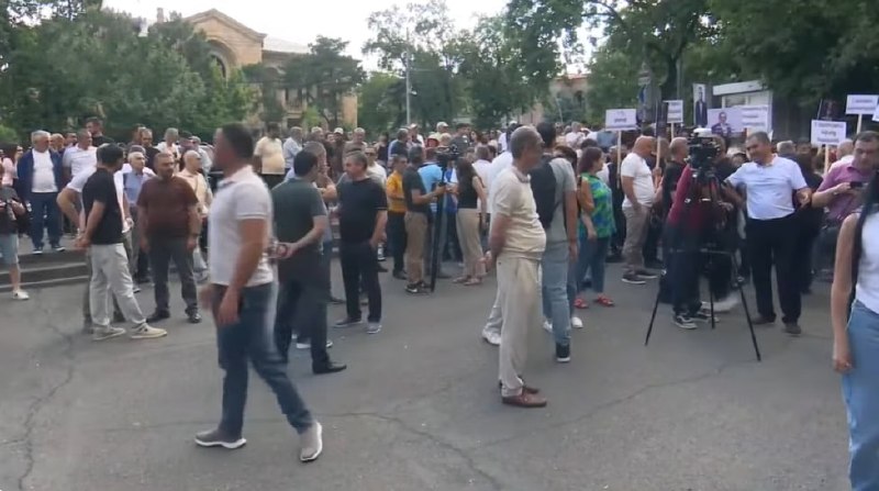 Митинг оппозиции перед Конституционным судом в Котайкской области