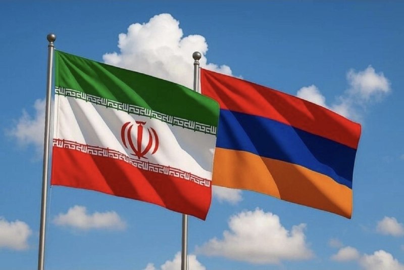 Флаг Армении и Ирана на фоне переговоров, символизирующий подготовку документа о стратегическом партнёрстве
