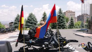 Сурен Папикян объявляет о поставке 16 снегоходов из Германии в Армению
